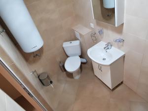 twain apart and rooms