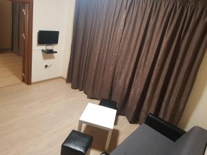 twain apart and rooms