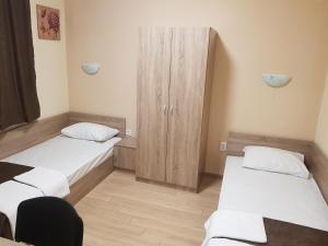 twain apart and rooms