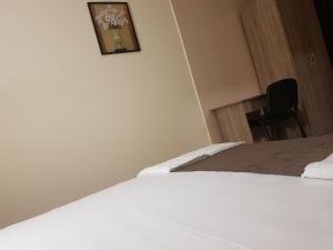 twain apart and rooms