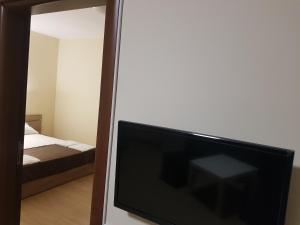 twain apart and rooms