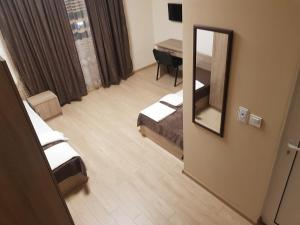 twain apart and rooms