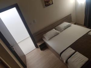 twain apart and rooms