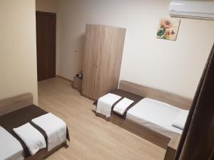 twain apart and rooms