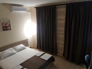 twain apart and rooms