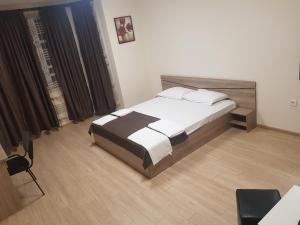 twain apart and rooms