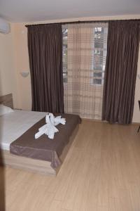 twain apart and rooms