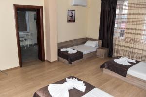 twain apart and rooms