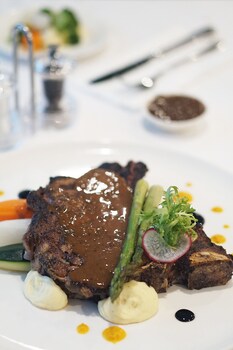 avenzel hotel and convention cibubur