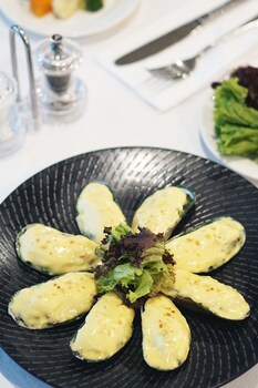 avenzel hotel and convention cibubur