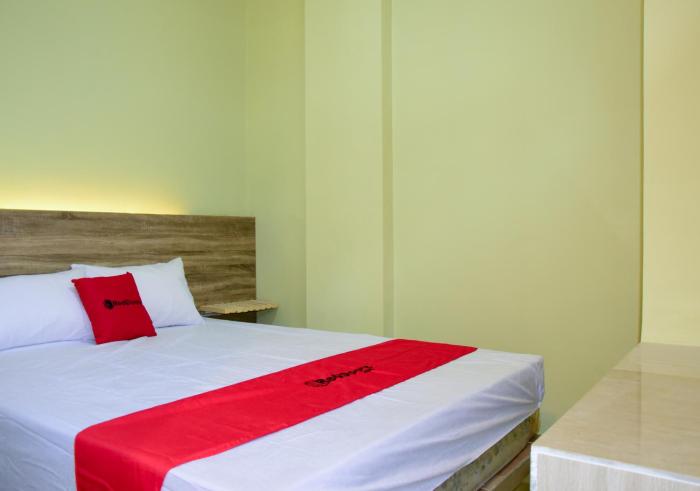 reddoorz near mangga dua square