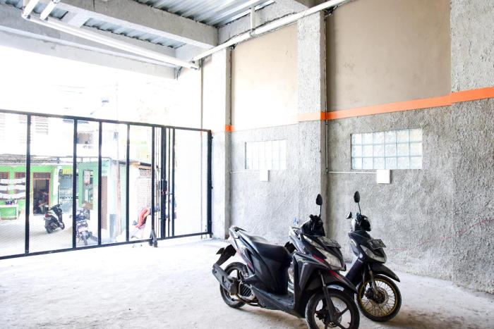 reddoorz near mangga dua square