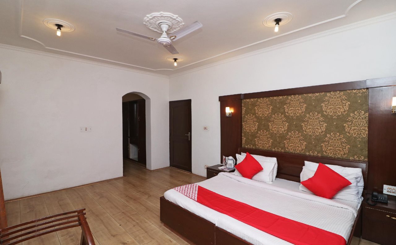 oyo 18724 hotel golden bees