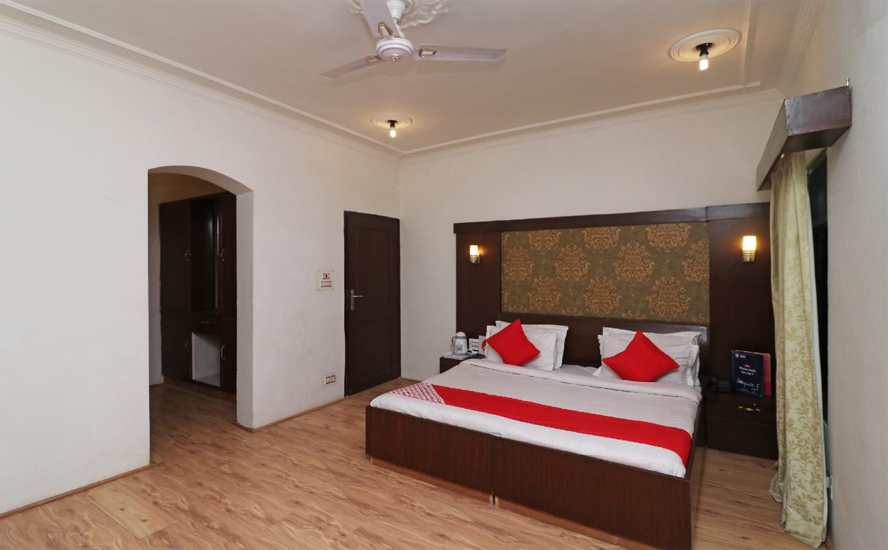 oyo 18724 hotel golden bees