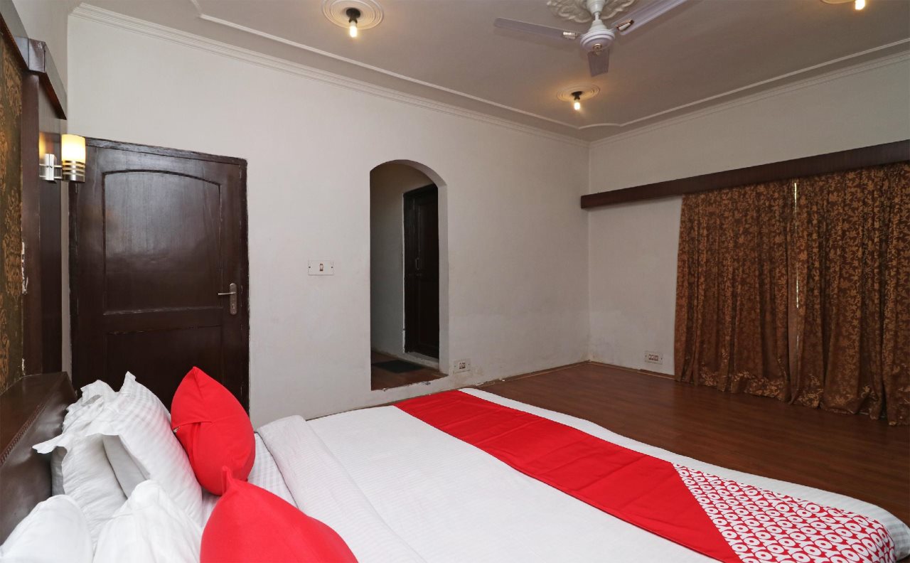 oyo 18724 hotel golden bees