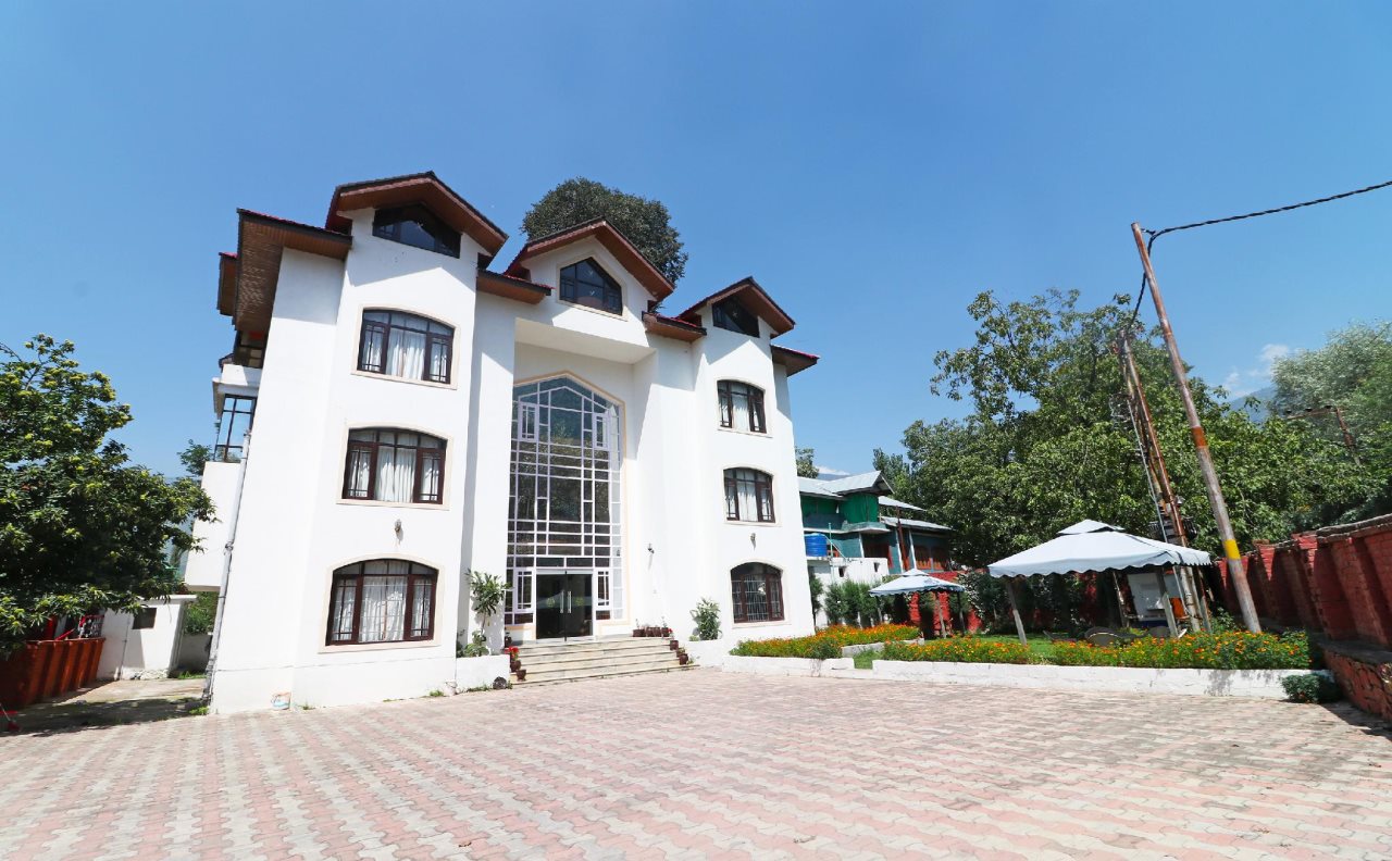 oyo 18724 hotel golden bees