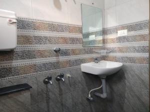 Balaji Lodge,Villupuram>>Pondicherry,2 star