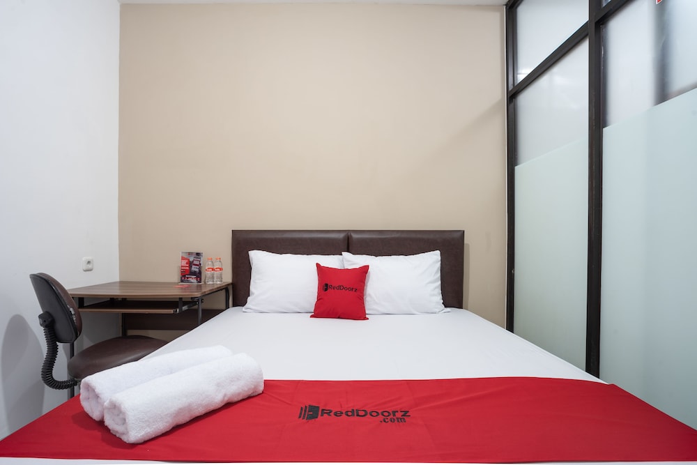 reddoorz near eka hospital bsd city