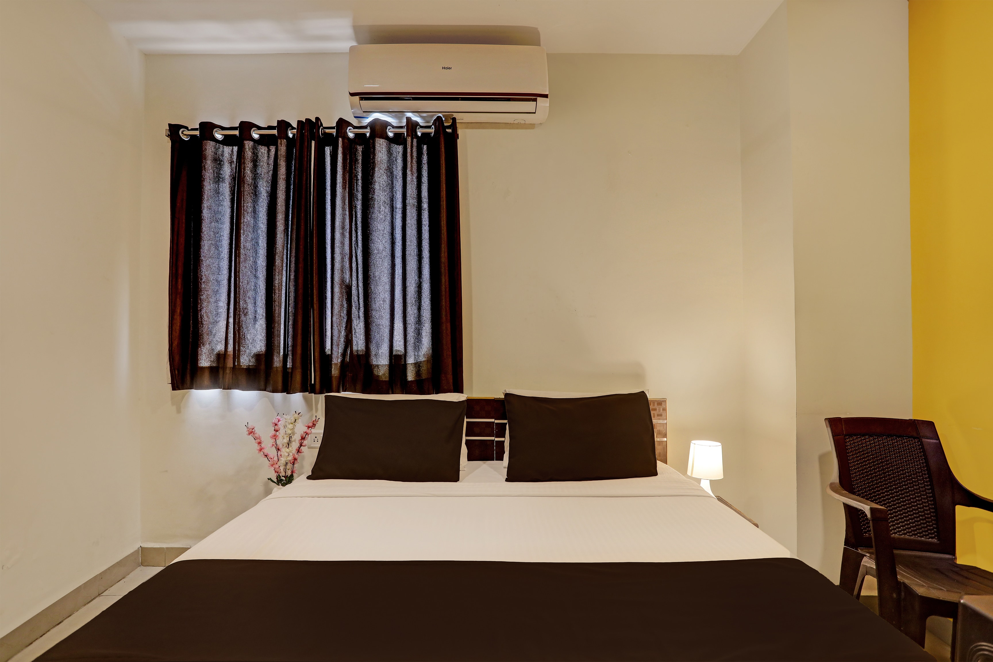 capital o 13869 hotel saharsh grand