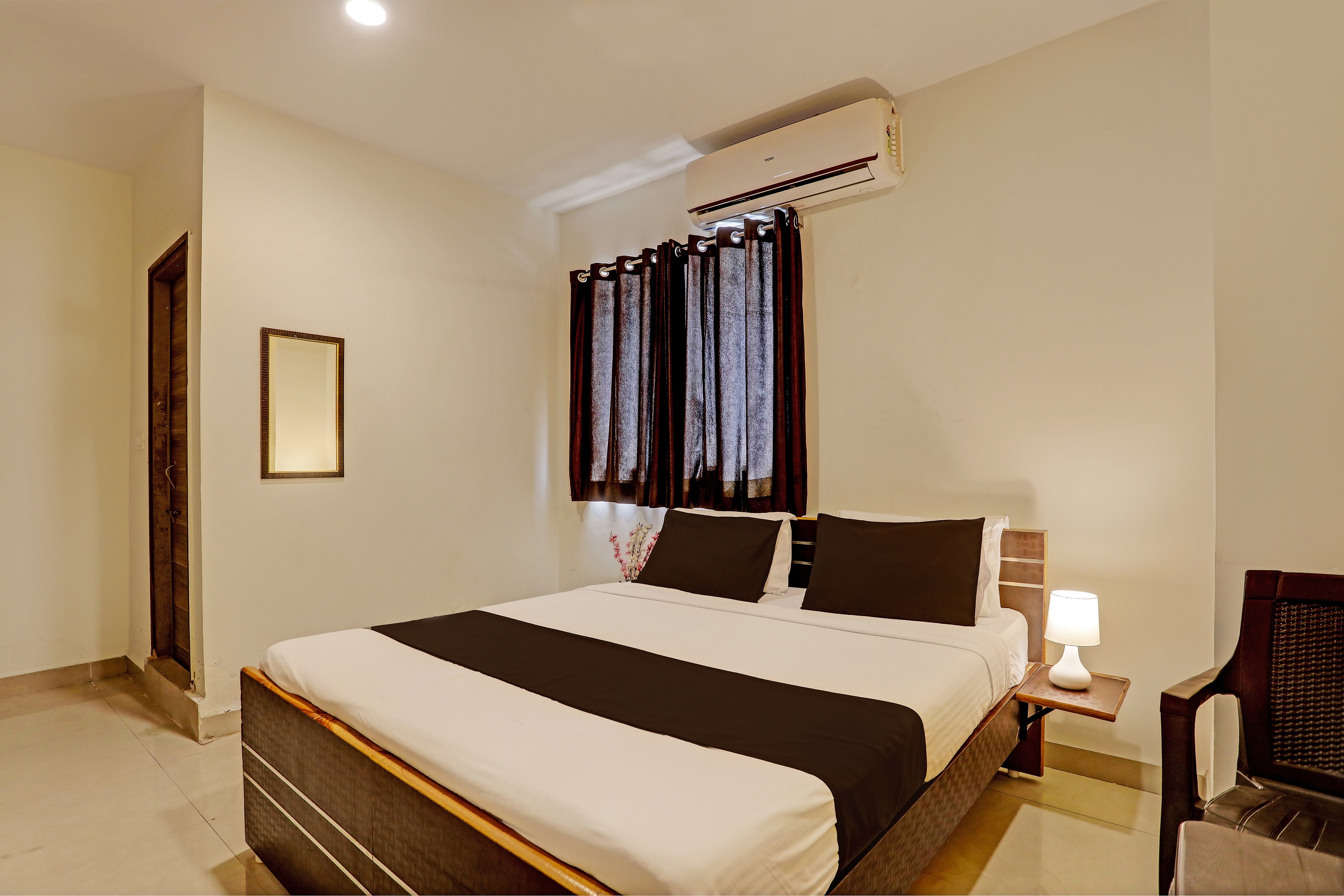 capital o 13869 hotel saharsh grand