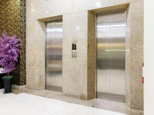 raising hotel makassar