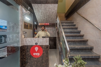 oyo 8678 hotel golden nest
