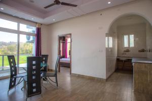 Corbett Castle,Haldwani>>Belparao,3 star