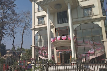 oyo 27907 greater kailash the palace