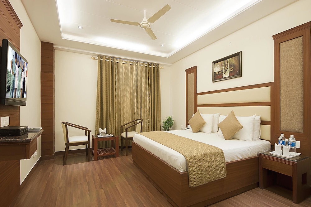 Hotel Paras Zirakpur,Zirakpur Panchkula Kalka Highway,3 star