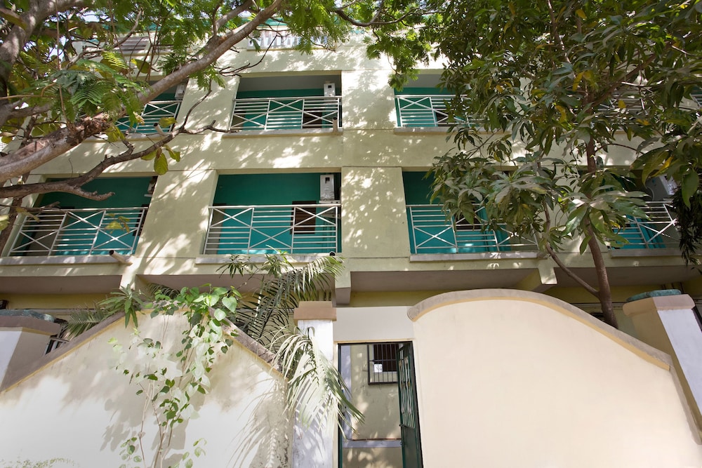 oyo 28363 hotel sai icon residency