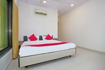 oyo 28363 hotel sai icon residency