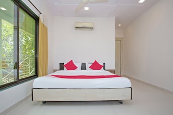 oyo 28363 hotel sai icon residency