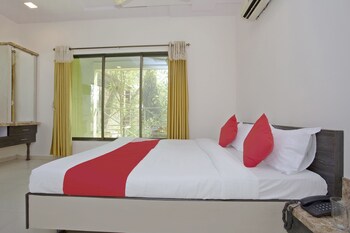 oyo 28363 hotel sai icon residency