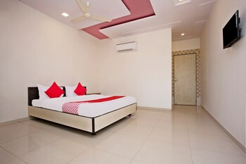 oyo 28363 hotel sai icon residency