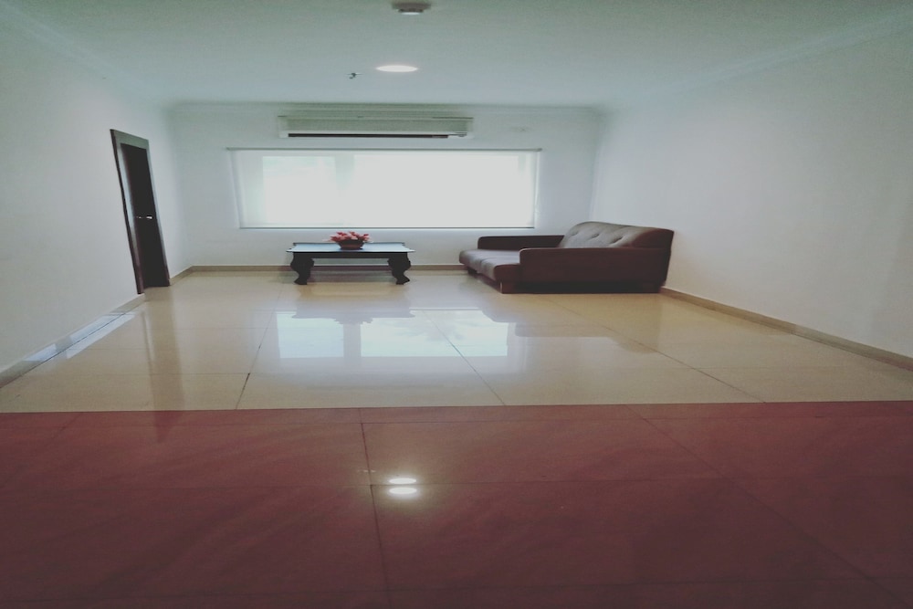 capital o 19742 hotel dona castle