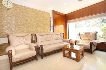 capital o 19742 hotel dona castle