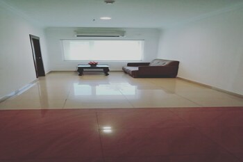 capital o 19742 hotel dona castle