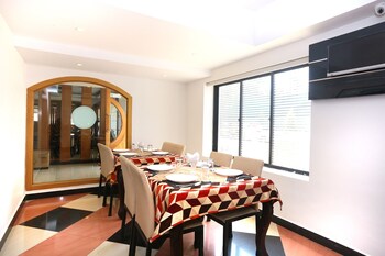 capital o 19742 hotel dona castle