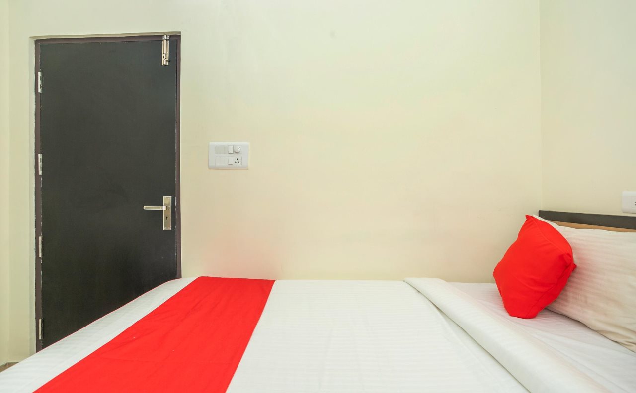 oyo 28119 omkar global inn