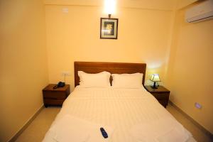 the lounge business hotel