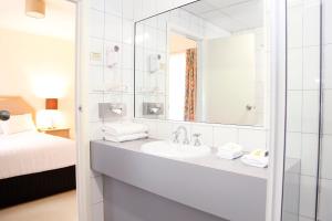 eltham gateway hotel