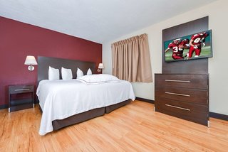 red roof inn plus and suites guilford