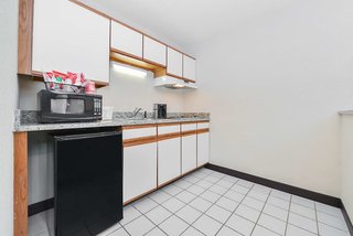 red roof inn plus and suites guilford