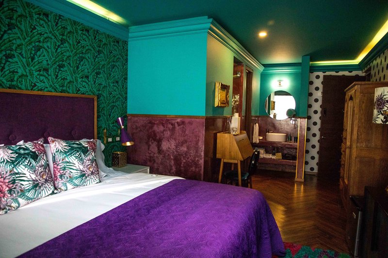 pug seal polanco anatole france