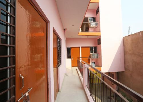 Oyo Flagship 22406 Shree Shree Guest House,N166/P83,Mahesh Ngr,3 star