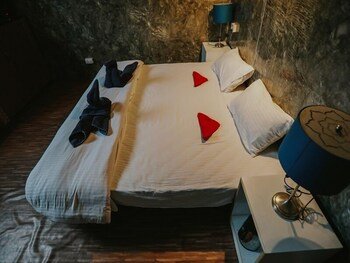 Soma Caves,Kullu>>Jagatsukh,3 star