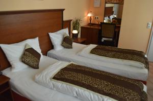 city hotel west