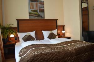 city hotel west