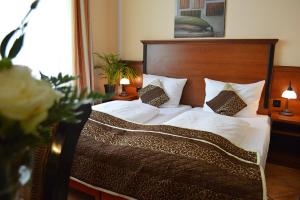city hotel west