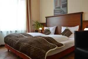 city hotel west